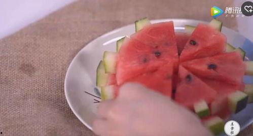 吃瓜用手砸,夏日吃瓜新风尚