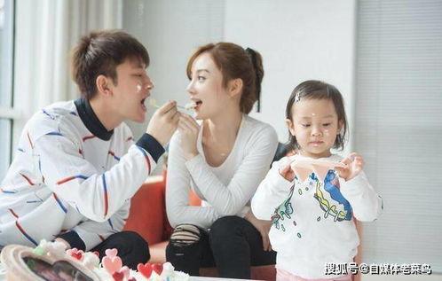 吃瓜直播妈妈敲门,妈妈意外闯入，直播内容引发热议