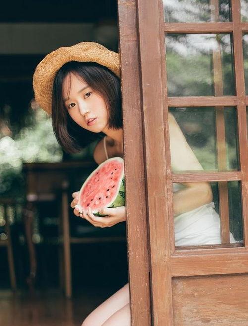 吃瓜白衣女生,揭秘吃瓜白衣女生的神秘故事