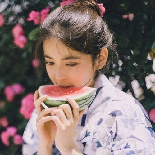 吃瓜白衣女生,揭秘吃瓜白衣女生的神秘故事