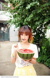 吃瓜白衣女生,揭秘吃瓜白衣女生的神秘故事