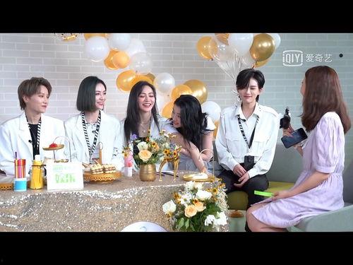 夜晚寝室吃瓜,寝室里的瓜香四溢