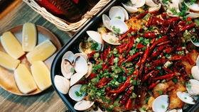 夜晚寝室吃瓜,寝室里的瓜香四溢