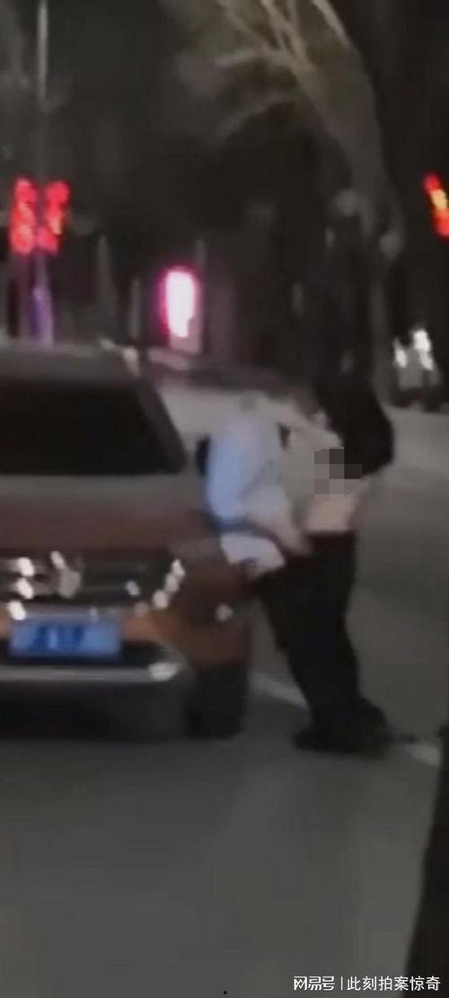 女孩路边吃瓜,女孩路边品尝瓜果的悠闲时光