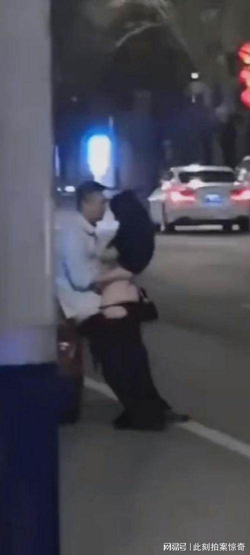 女孩路边吃瓜,女孩路边品尝瓜果的悠闲时光