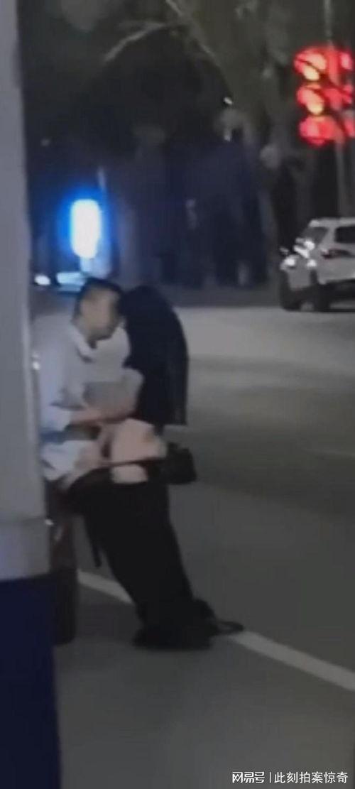 女孩路边吃瓜,女孩路边品尝瓜果的悠闲时光