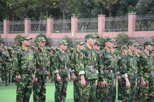 学姐吃瓜看军训,揭秘军训那些事儿