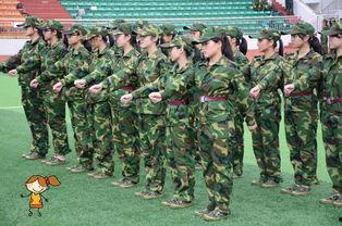 学姐吃瓜看军训,揭秘军训那些事儿