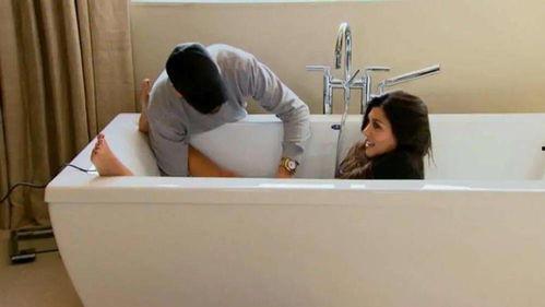 吃瓜一个女的三桌男的吃瓜视频,场面热闹非凡